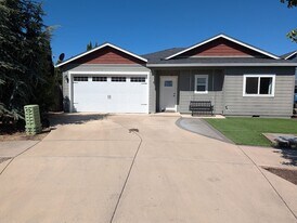 1500 Darlene Dr in Medford, OR - Building Photo