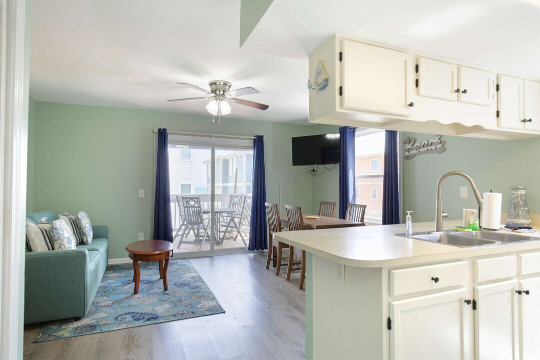 608 Carolina Beach Ave S in Carolina Beach, NC - Building Photo
