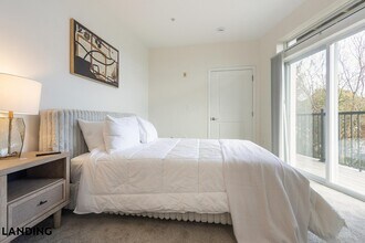 4921 Pretty Lake Ave, Unit 201 in Norfolk, VA - Foto de edificio - Building Photo