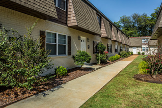 Brookfield Apartment Homes in Muscle Shoals, AL - Building Photo - Building Photo