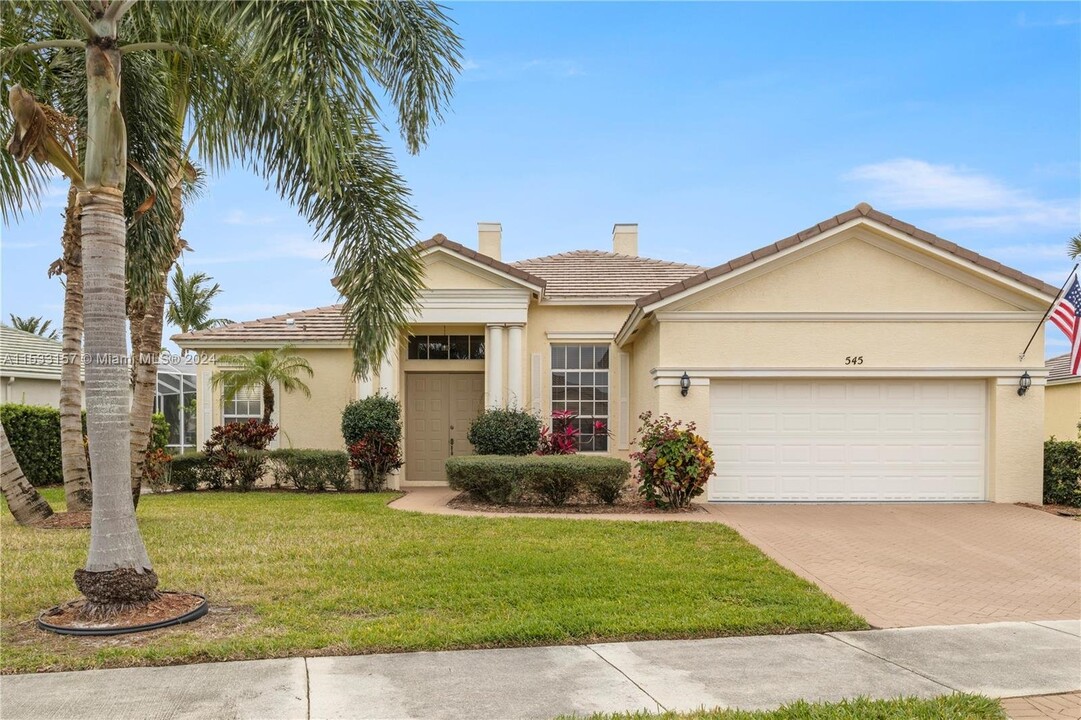 545 SW Lake Manatee Way in Port St. Lucie, FL - Foto de edificio