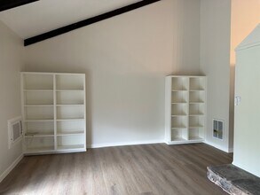 2055 Ascot Dr, Unit 207 in Moraga, CA - Foto de edificio - Building Photo