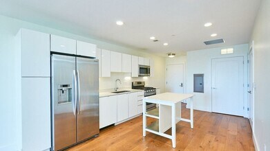 251 Meridian St, Unit #402 in Boston, MA - Building Photo - Building Photo