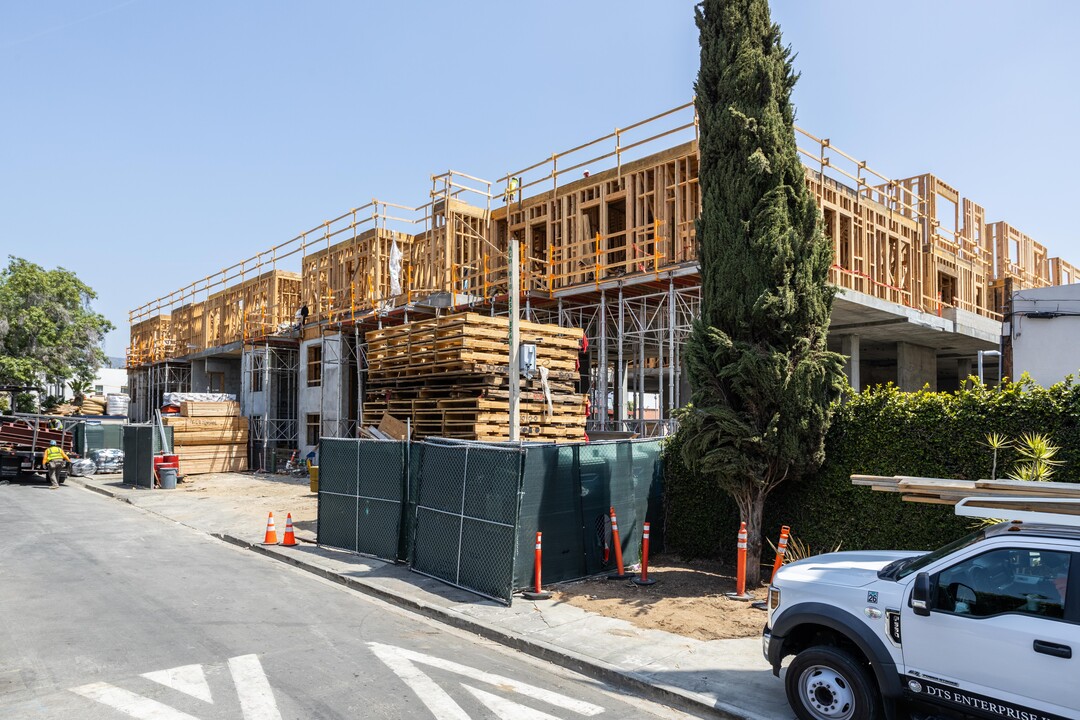 Silhouette Apartments in Los Angeles, CA - Building Photo