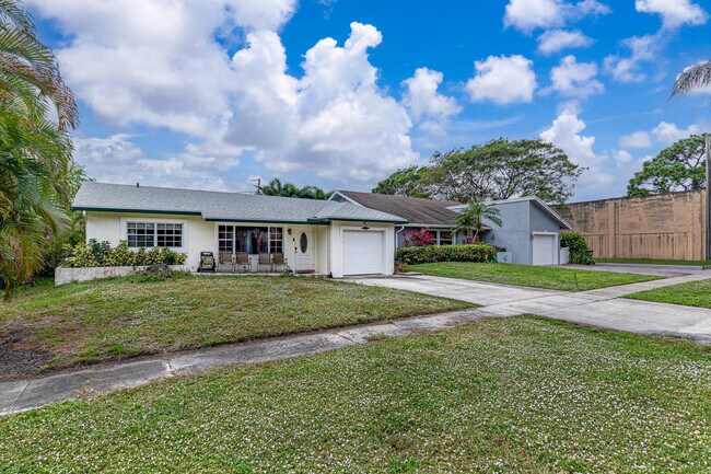 564 NW 55th St in Boca Raton, FL - Building Photo - Building Photo