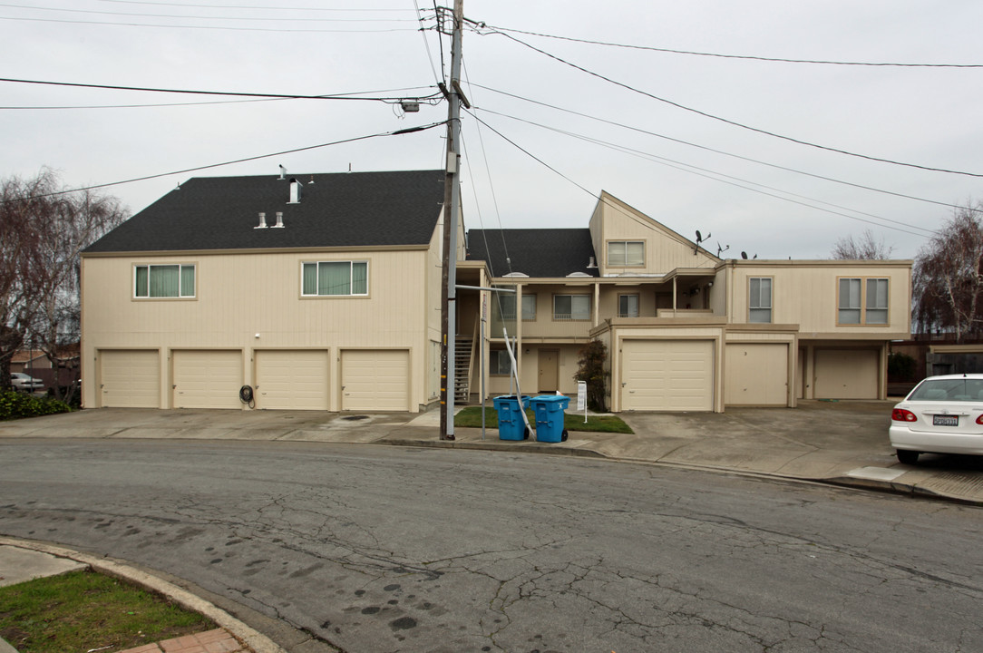 149 Cupid Row in San Bruno, CA - Building Photo