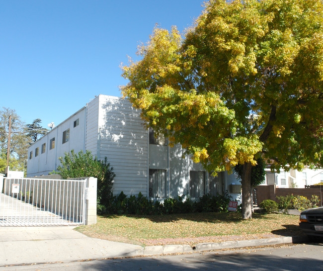11239 Califa St in North Hollywood, CA - Foto de edificio - Building Photo