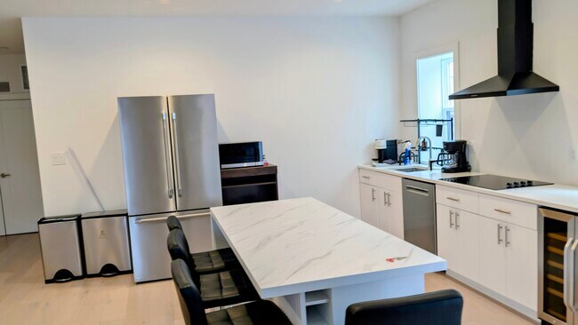 6318 Piney Branch Rd NW, Unit Spacious 3BR NW DC Apt in Washington, DC - Foto de edificio - Building Photo
