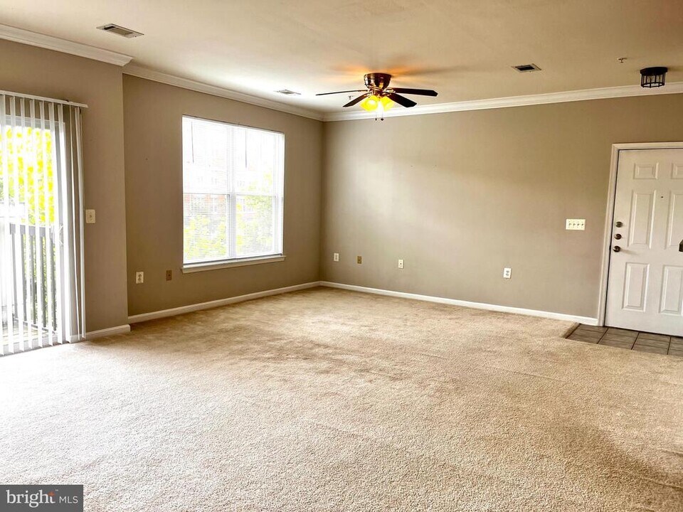11375 Aristotle Dr-Unit -9-303 in Fairfax, VA - Building Photo