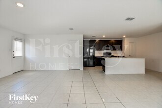 1069 Crestview Dr in Hutchins, TX - Foto de edificio - Building Photo