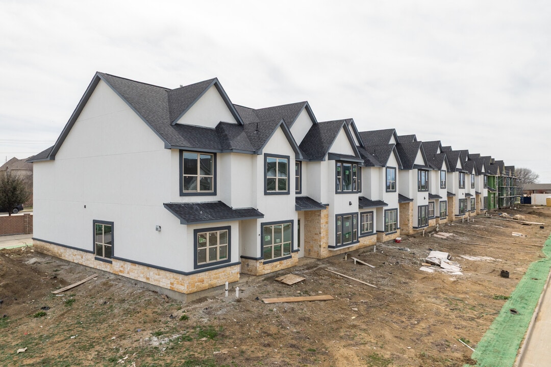 Villas of Doe Creek Townhomes in Little Elm, TX - Building Photo