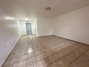 4655 Palm Ave, Unit 221 in Hialeah, FL - Foto de edificio - Building Photo