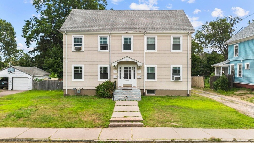 19 Moore St in Manchester, CT - Building Photo