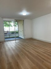 8333 Lake Dr in Doral, FL - Building Photo - Building Photo