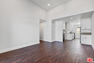 16550 Vanowen St in Los Angeles, CA - Building Photo - Building Photo