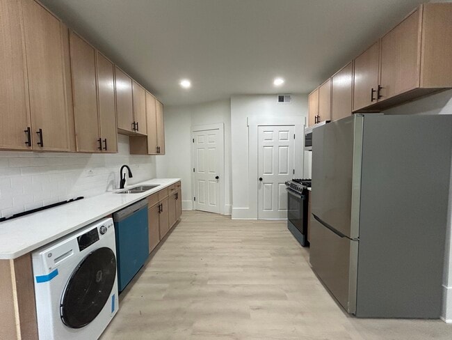 2301 N Leavitt St, Unit 2RR in Chicago, IL - Building Photo - Building Photo