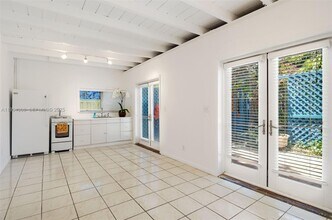 2330 SW 62nd Ct in Miami, FL - Foto de edificio - Building Photo