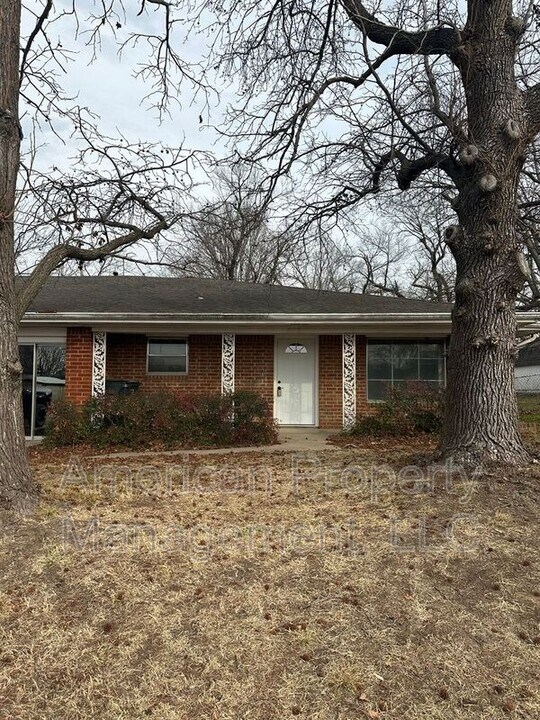 415 N 17th St in Collinsville, OK - Building Photo