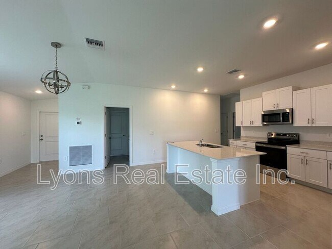 12341 Amber Waves Rd in Lehigh Acres, FL - Building Photo - Building Photo