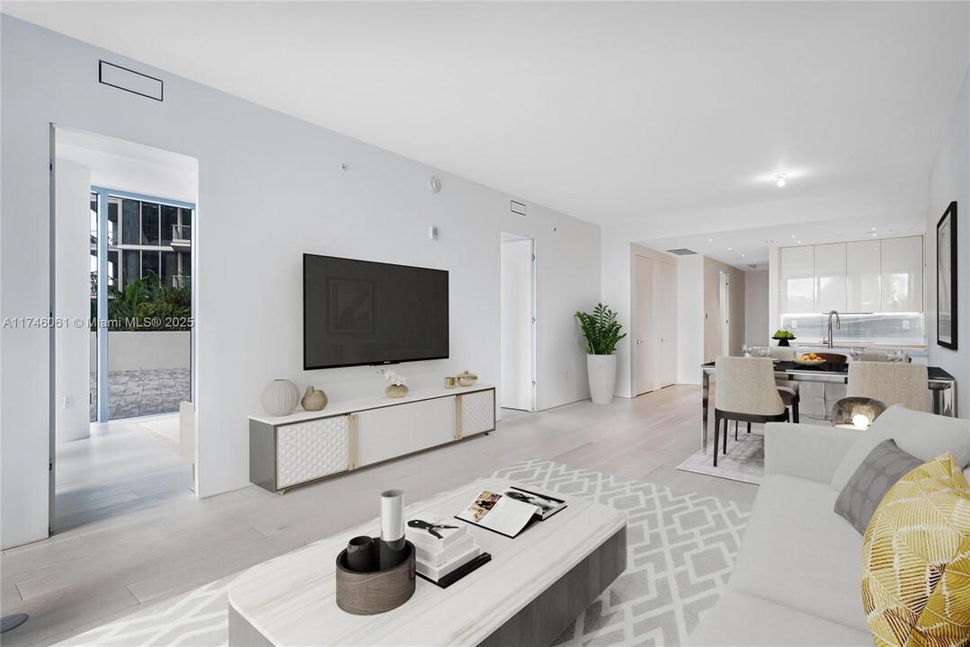 801 South Pointe Dr in Miami Beach, FL - Building Photo