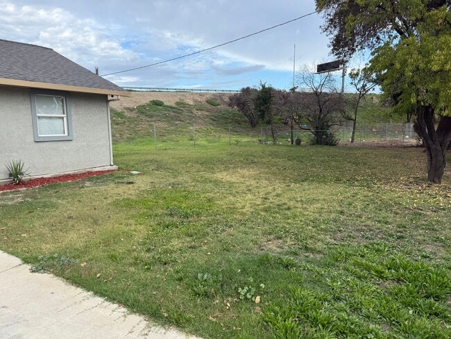 2411 Acacia St in Stockton, CA - Building Photo - Building Photo