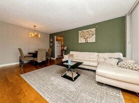 224 N Clark St in Chicago, IL - Building Photo