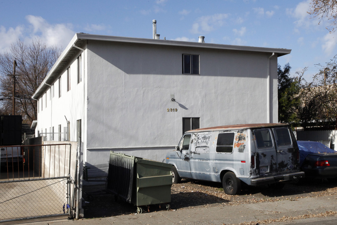 2319 Empress St in Sacramento, CA - Foto de edificio