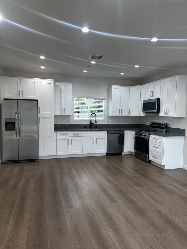 8501 Cranford Ave in Sun Valley, CA - Building Photo - Building Photo