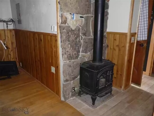 63831 Gallatin Rd in Gallatin Gateway, MT - Building Photo - Building Photo