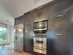 8211 Katy Fwy in Houston, TX - Foto de edificio - Building Photo