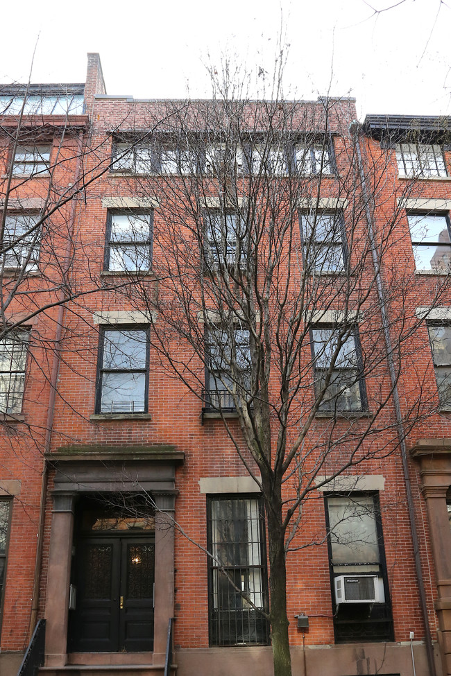 12 E 10th St in New York, NY - Building Photo - Building Photo