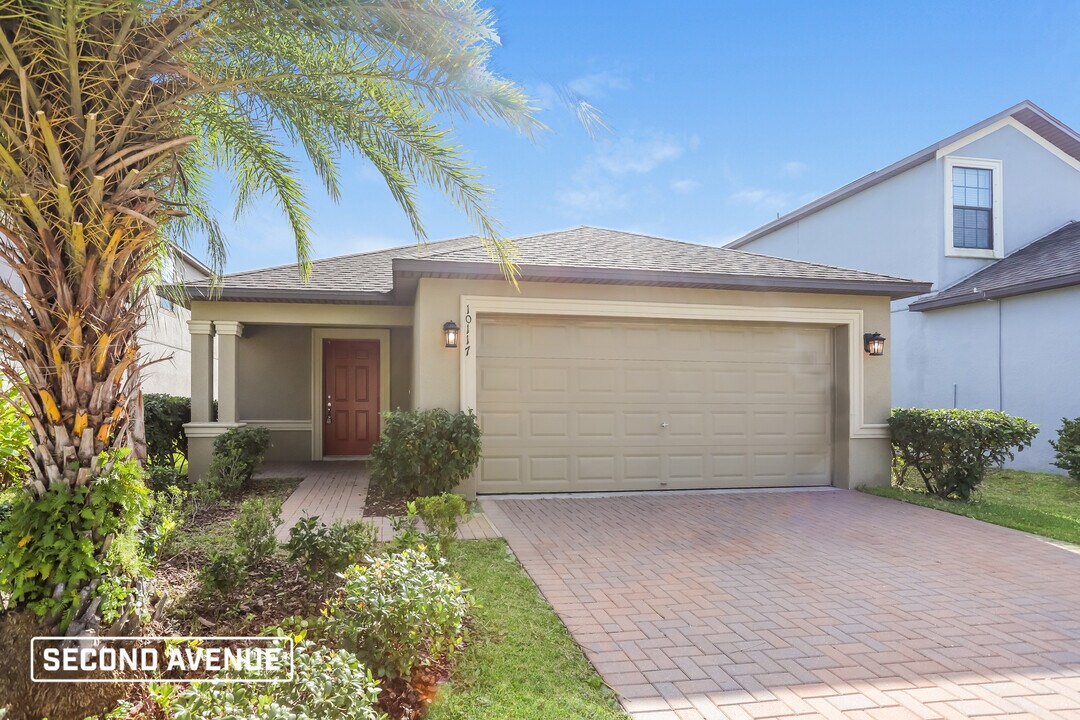 10117 Newminster Loop in Ruskin, FL - Building Photo