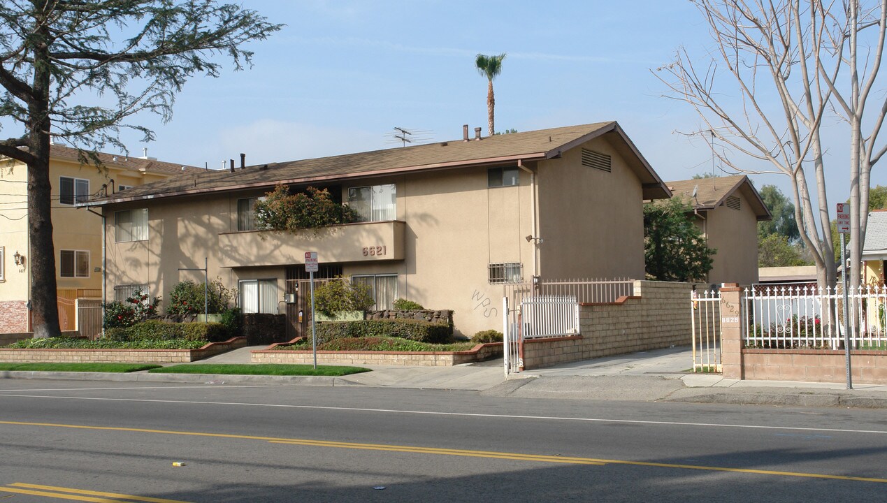 6621 Hazeltine Ave in Van Nuys, CA - Building Photo