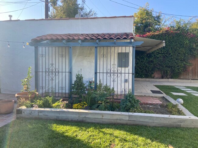 2305 Observatory Ave in Los Angeles, CA - Building Photo - Building Photo