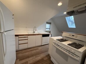 2251 NW Hoyt St in Portland, OR - Building Photo - Building Photo