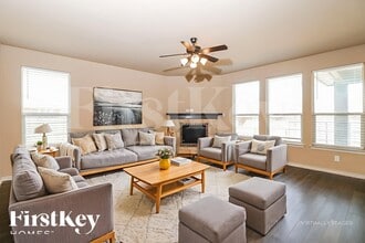 1005 Destrehan Dr in Burleson, TX - Foto de edificio - Building Photo