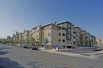 Fruitdale Station Apartments in San Jose, CA - Foto de edificio - Building Photo