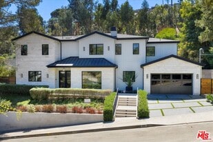 1319 Marinette Rd in Los Angeles, CA - Building Photo