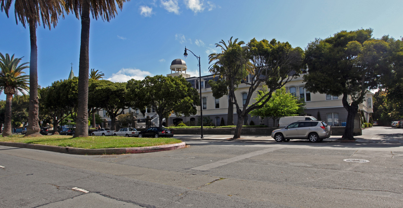 Notre Dame Plaza in San Francisco, CA - Foto de edificio