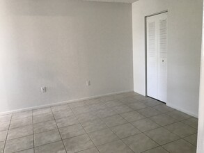 6904 N Kendall Dr in Miami, FL - Building Photo - Building Photo
