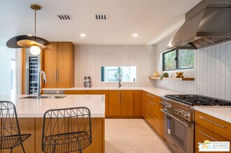 233 W El Camino Way in Palm Springs, CA - Foto de edificio - Building Photo