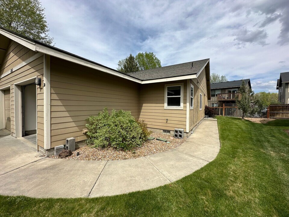 858 NE Hidden Valley Dr in Bend, OR - Building Photo