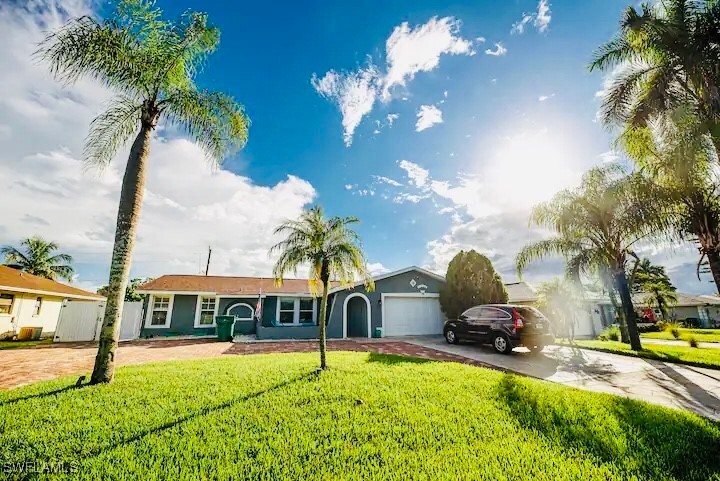 4838 Tahiti Ln in Naples, FL - Foto de edificio