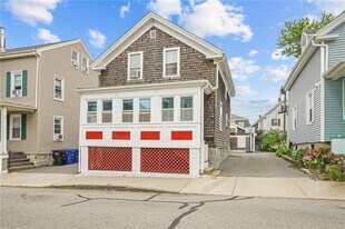 12 Hammond St in Newport, RI - Building Photo