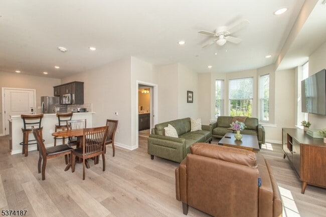 10 Kingsbridge Rd in Fairfield, NJ - Building Photo - Building Photo