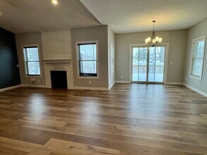 706 Foret Mansur in Carbon Cliff, IL - Foto de edificio - Building Photo