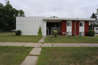 Southdale Apartments in Grand Forks, ND - Foto de edificio - Building Photo