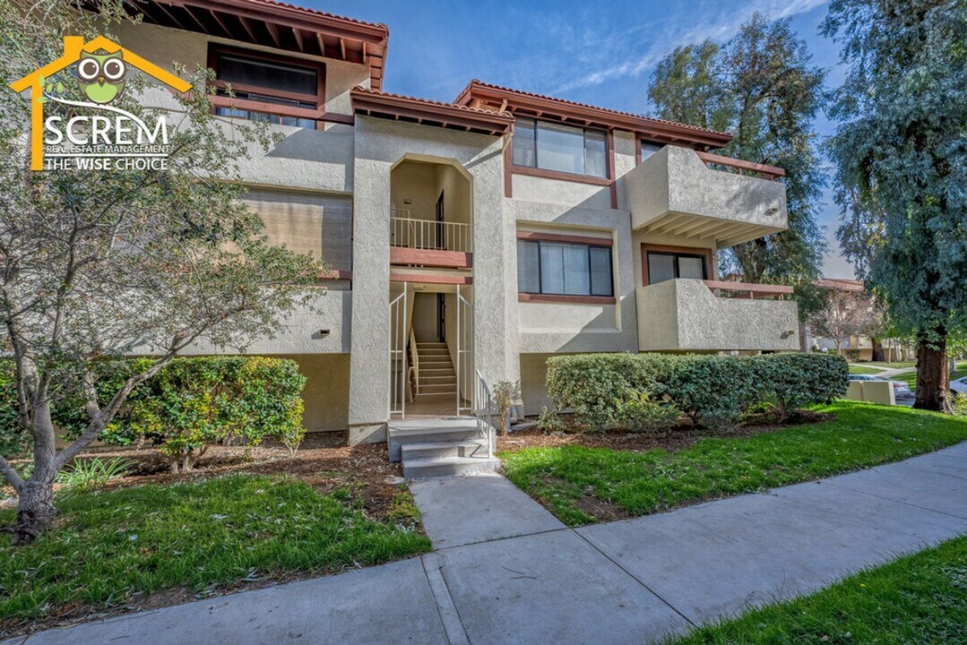 18182 Sundowner Way in Santa Clarita, CA - Building Photo