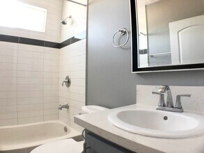 410 Sloat St in Los Angeles, CA - Building Photo - Building Photo