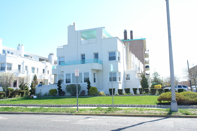 340 Deal Lake Dr in Asbury Park, NJ - Foto de edificio - Building Photo